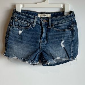 BKE MID RISE DISTRESSED JEAN SHORTS SIZE: 25